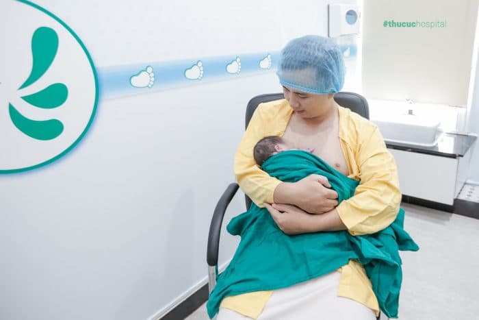 Gương mặt hạnh phúc của ông bố trẻ khi “da kề da” với con yêu