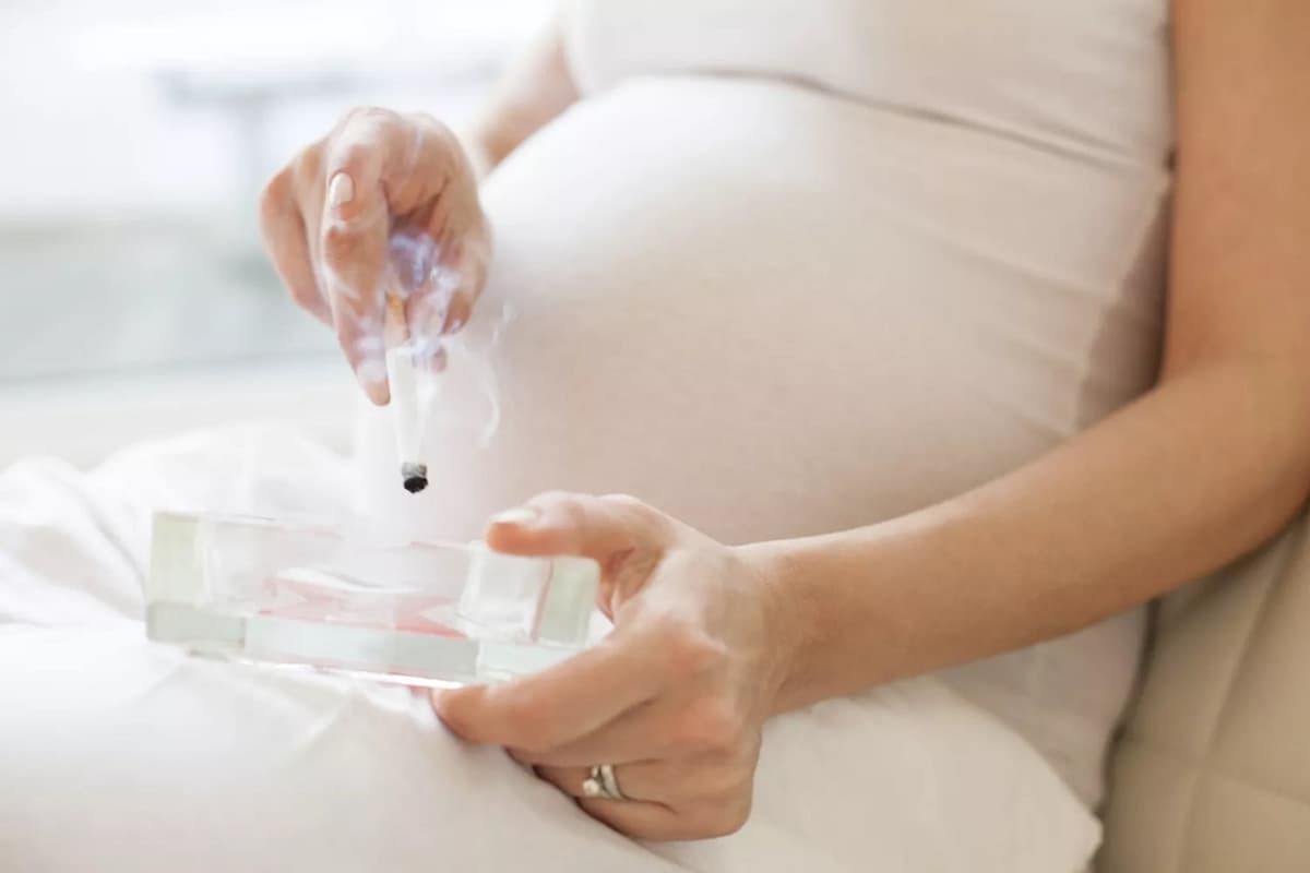 Tác hại của khói thuốc lá đối với bà bầu và cách phòng tránh