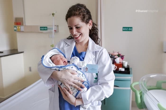 sinh mổ hay sinh thường con thông minh hơn