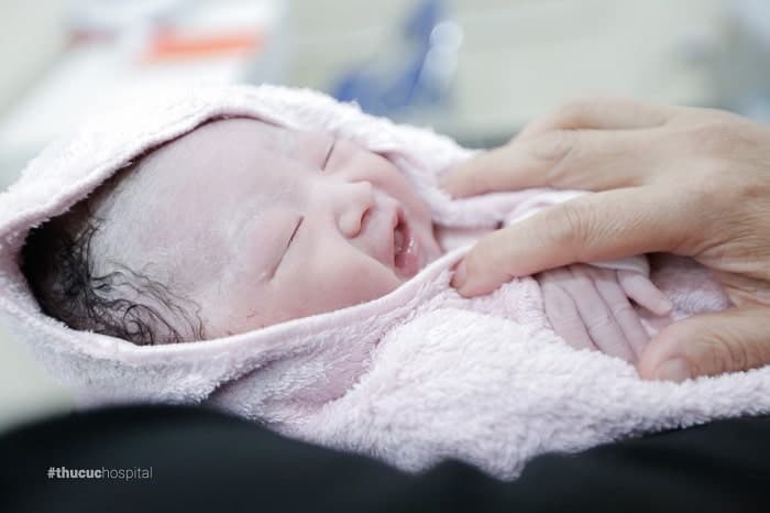 Tặng bộ ảnh vượt cạn ý nghĩa cho gia đình khi đi sinh tại bệnh viện ĐKQT Thu Cúc