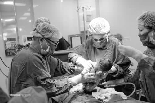 Một ca sinh mổ thường kéo dài trong khoảng 30 phút