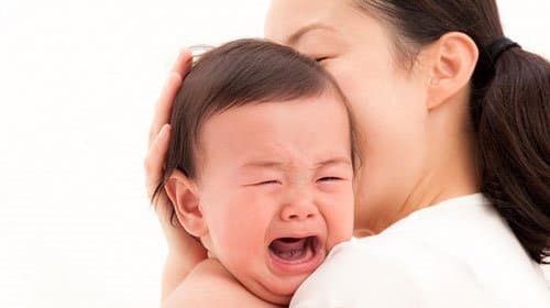 Trẻ bị lồng ruột thường có triệu chứng đau bụng, buồn nôn,...