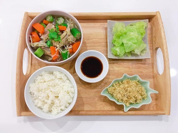 Bữa ăn của mẹ sau sinh phải đảm bảo đầy đủ chất dinh dưỡng