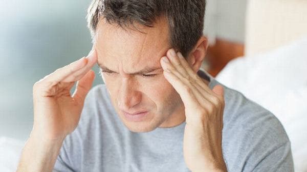 Dấu hiệu ung thư đại tràng di căn não sẽ khiến người bệnh đau đầu, chóng mặt, mất thăng bằng, nhìn mờ