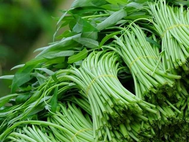 Đẻ thường có được ăn rau muống không?