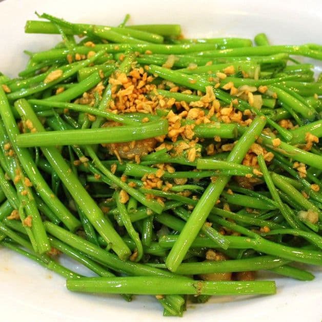 mẹ đẻ thường có được ăn rau muống không?