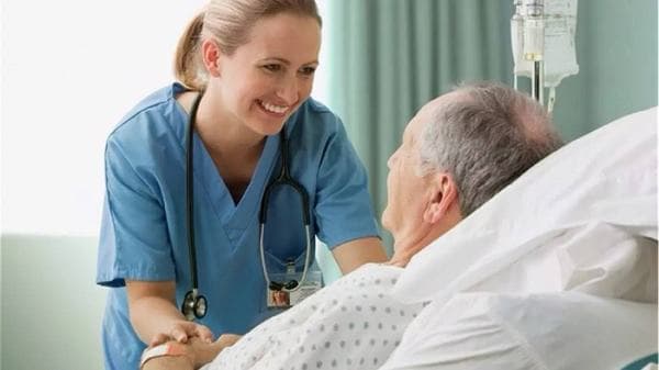 Để cải thiện sức khỏe cho người bệnh tràn dịch màng phổi, người nhà cần chú ý chăm sóc, đảm bảo dinh dưỡng cho người bệnh