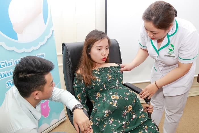 Học cách thở khi rặn đẻ tại lớp tiền sản của bệnh viện ĐKQT Thu Cúc