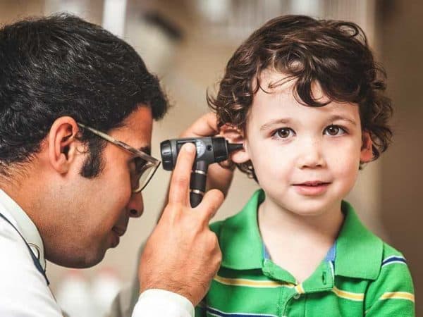 Thăm khám ngay khi có dấu hiệu viêm tai giữa bị chảy máu