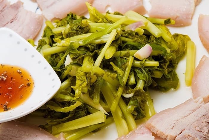 Mẹ sinh mổ không nên ăn dưa chua