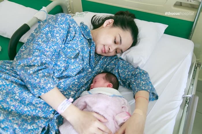 Mẹ nên nghỉ ngơi sau khi sinh