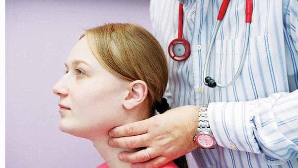 Tùy vào kích thước, tính chất cụ thể của u nang tuyến giáp, bác sĩ sẽ tư vấn phương pháp chữa trị phù hợp