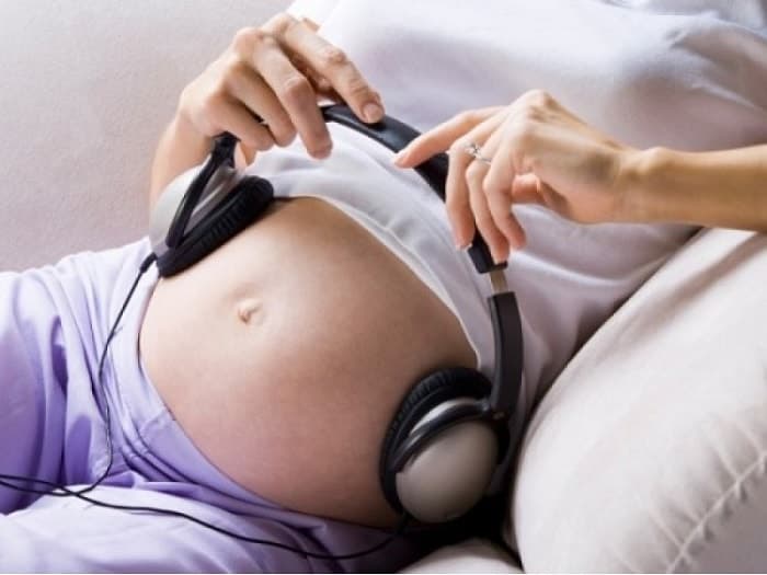 Mẹ có thể nghe những bản nhạc du dương cùng bé