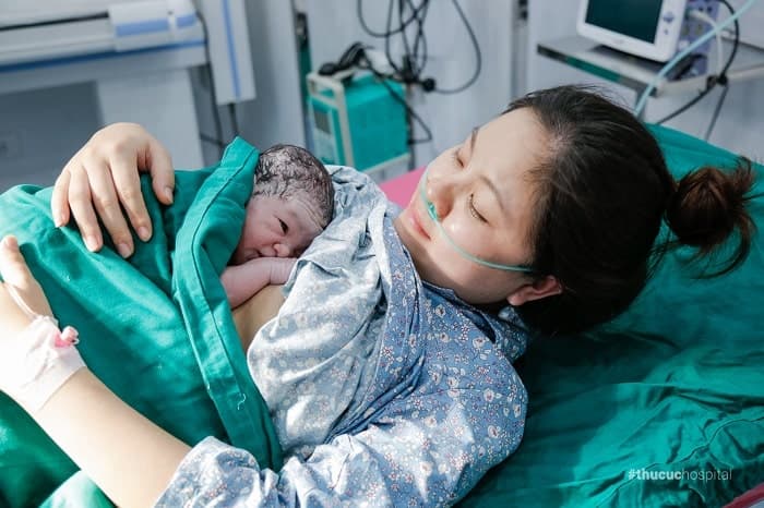 Giây phút ôm con vào lòng sẽ 