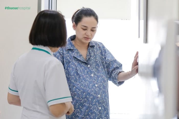 Các điều dưỡng bệnh viện ĐKQT Thu Cúc luôn ở bên cạnh mẹ