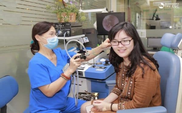 Khi có dấu hiệu viêm tai giữa người bệnh cần đến bệnh viện để được bác sĩ chuyên khoa thăm khám điều trị đúng cách