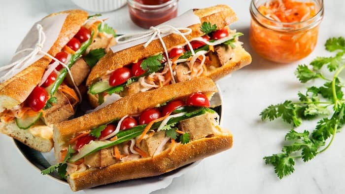 Bánh mì cũng là loại thực phẩm mà các mẹ sau sinh nên hạn chế