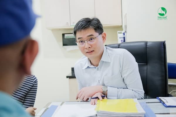 TS. BS Zee Ying Kiat đang tư vấn điều trị ung thư cho người bệnh tại bệnh viện Thu Cúc