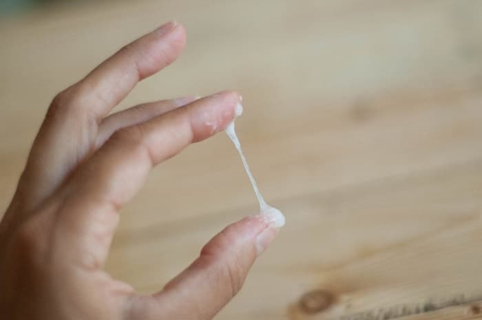 Huyết trắng có màu trắng đục, đi kèm nhiều đấu hiệu khác như mùi hôi, đau bụng, ra máu... thì chị em cần đi khám gấp