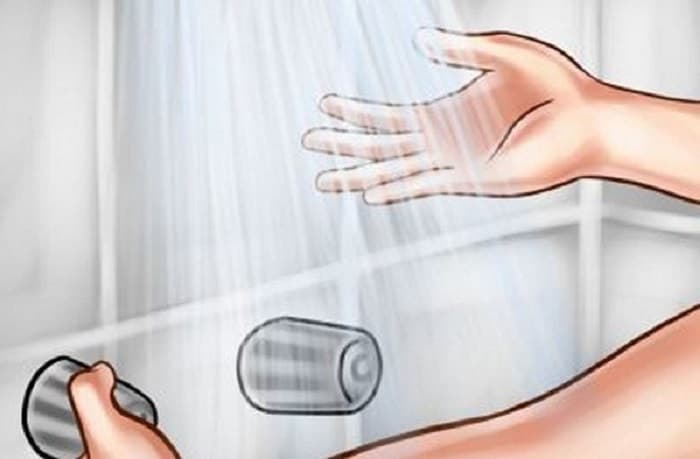 Vệ sinh vùng kín không sạch sẽ là một trong những nguyên nhân khiến khí hư có mùi hôi