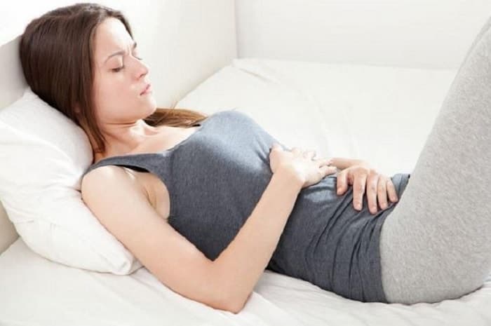 Ra khí hư màu vàng kèm những triệu chứng bất thường sẽ ảnh hưởng rất lớn đến sức khỏe của chị em