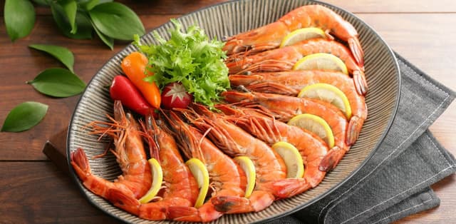 Giải đáp thắc mắc: Phụ nữ đẻ mổ có được ăn tôm không?