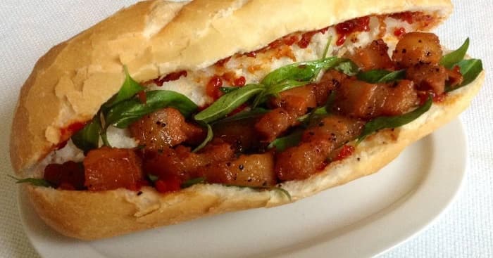 Bánh mì là món ăn không tốt cho phụ nữ sau sinh.