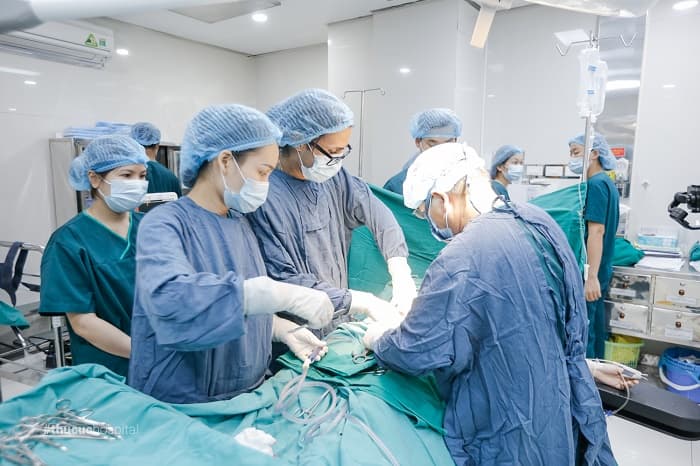 Tùy vào tình trạng sức khỏe của mẹ và thai nhi mà bác sĩ sẽ chỉ định sinh mổ hay sinh thường.