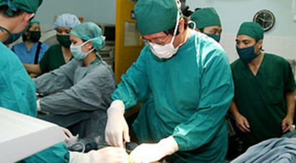 Tắc ruột phải mổ là một trong những biến chứng của ung thư đại tràng