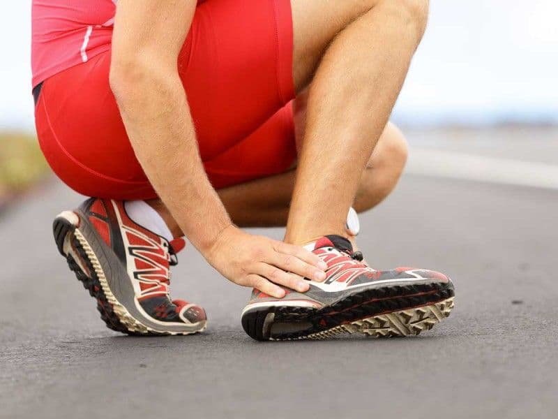 trẹo chân có nên bôi dầu không 1