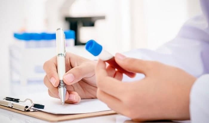 Xét nghiệm máu kiêm tra tình trạng u nang buồng trứng