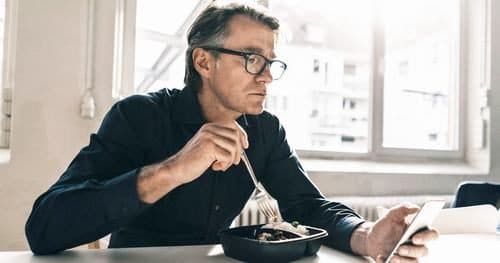 Chế độ ăn uống không khoa học cũng làm tăng nguy cơ mắc ung thư ở cả nam và nữ