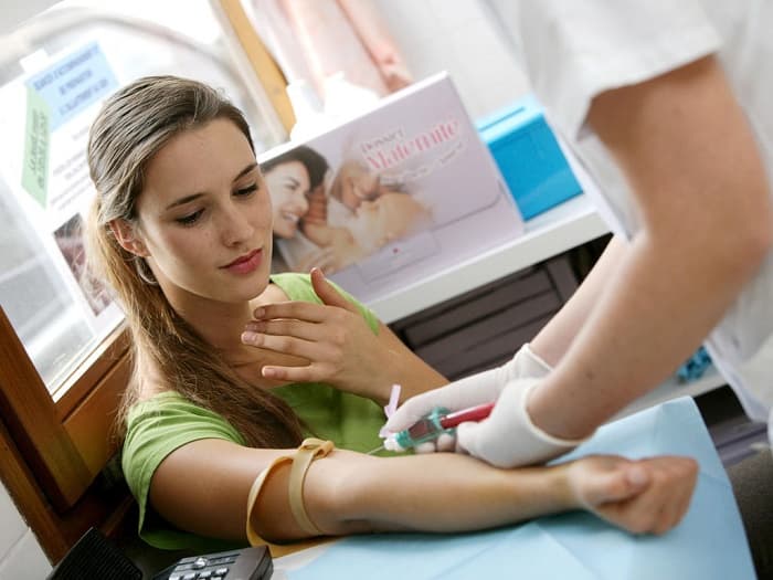 Xét nghiệm máu khi mang thai.