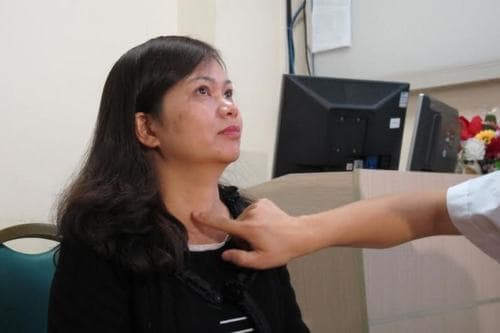 Khi thăm khám, bác sĩ sẽ giải thích cho người bệnh hiểu rõ các dấu hiệu bệnh bướu cổ 