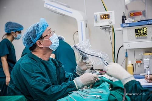 Bác sĩ Dương Văn Tiến, Trưởng phòng khám Tai Mũi Họng, bệnh viện Thu Cúc phẫu thuật nội soi mũi xoang cho người bệnh tại phòng mổ vô khuẩn một chiều hiện đại