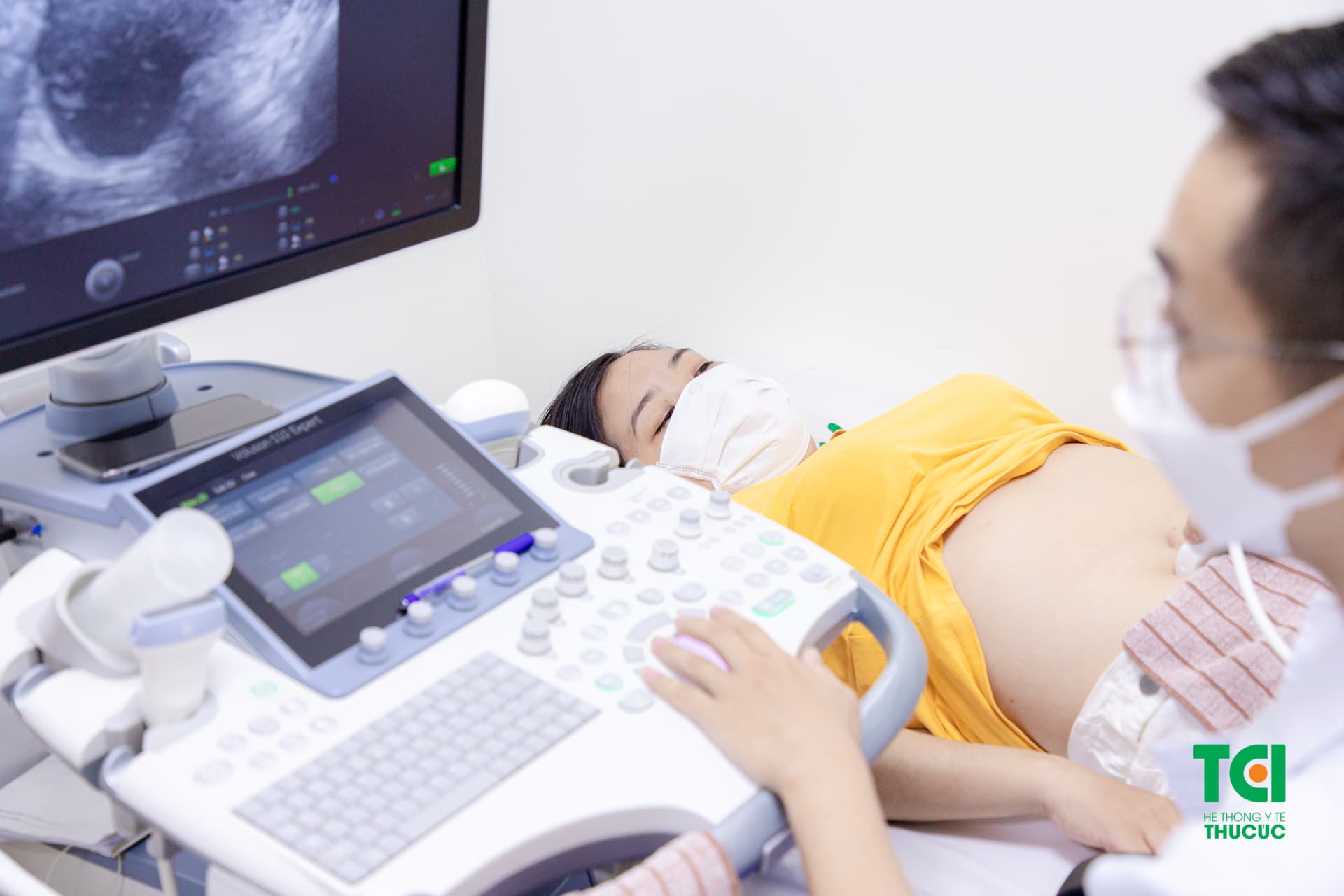 Chị em cần đi khám kịp thời nếu phát hiện ra biểu hiện máu báo sảy thai