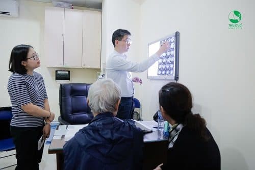 TS. BS Zee Ying Kiat đang tư vấn điều trị ung thư dạ dày cho người bệnh tại bệnh viện Thu Cúc