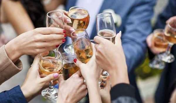 Thường xuyên tụ tập rượu bia, làm tăng nguy cơ mắc ung thư ở đường tiêu hóa