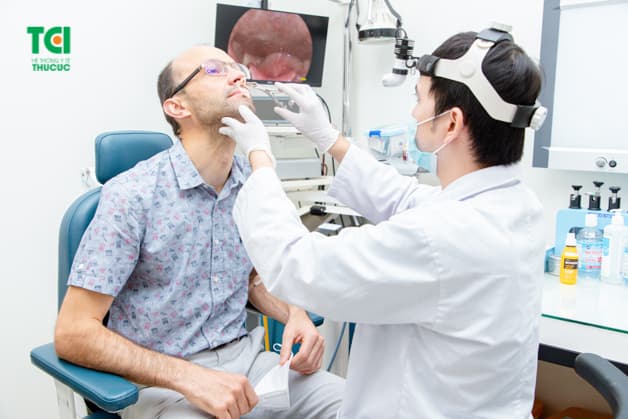 Điều trị viêm mũi xoang hiệu quả cần có sự thăm khám của bác sĩ chuyên khoa