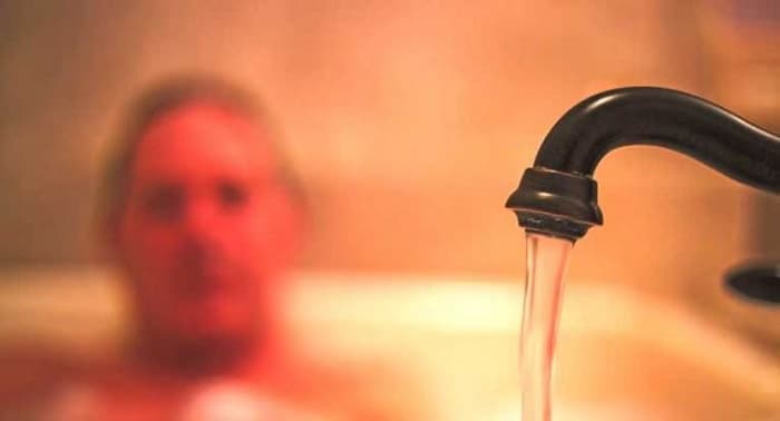 Tắm bồn nước ấm cũng giúp xoa dịu cảm giác đau đớn, khó chịu do bị trĩ.