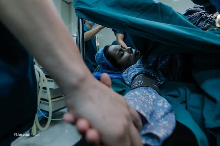 Sinh mổ và sinh thường cái nào tốt hơn