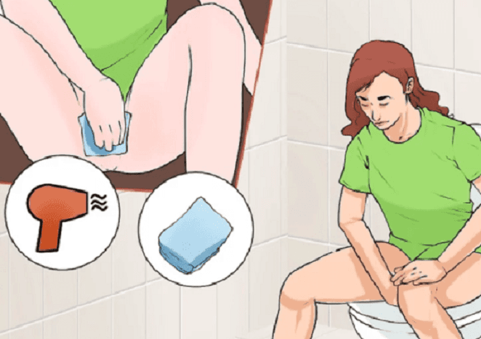 Khi đi vệ sinh, chị em nên dùng khăn dấy sạch đặt lên vết rạch tầng sinh môn để tránh bị đau xót.