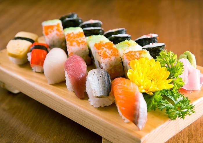 Mẹ không nên ăn các loại thịt, cá sống sau khi bị sảy thai.