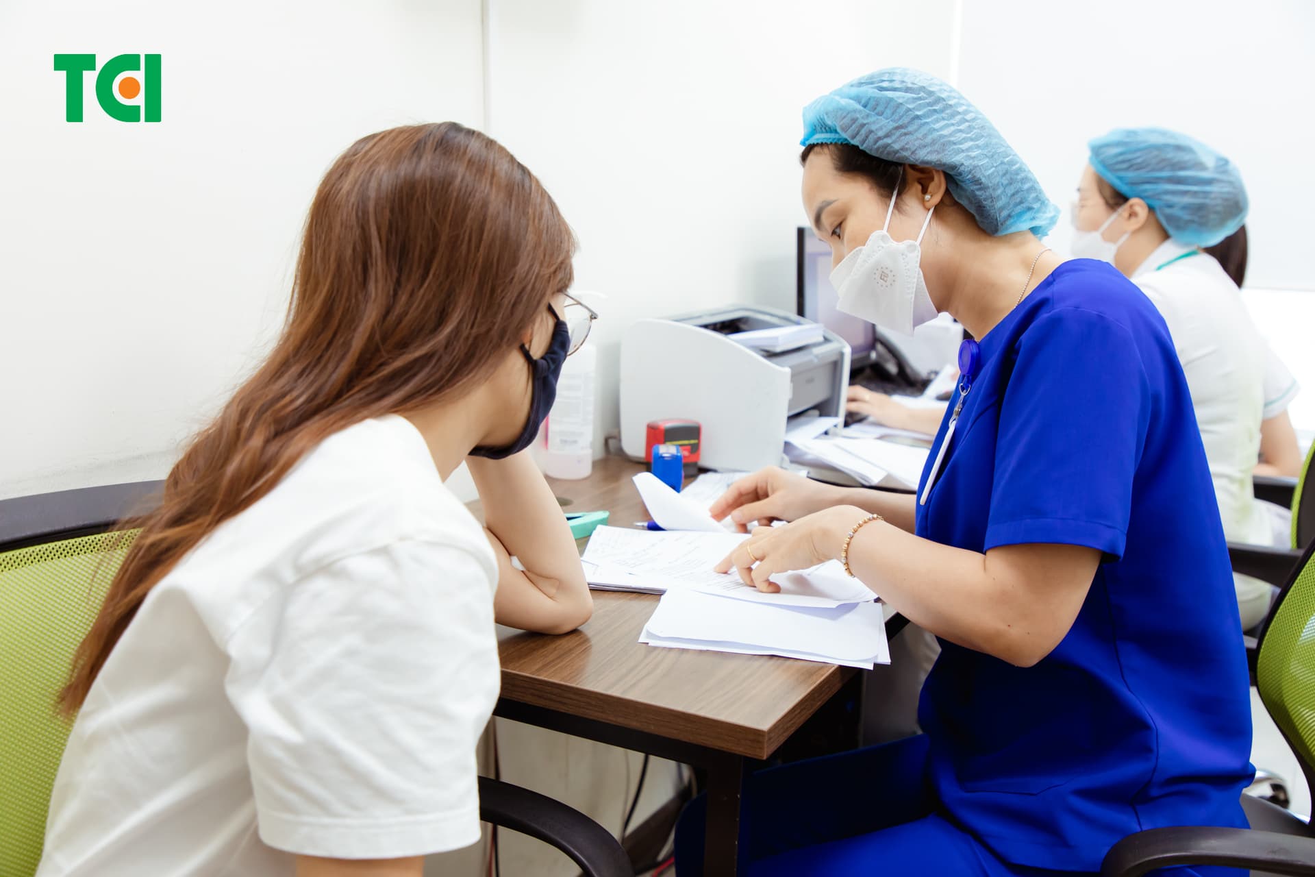 Chị em nên thăm tới các bác sĩ chuyên môn để thăm khám, tìm ra nguyên nhân chính xác gây tắc kinh lâu ngày và được xử lý kịp thời