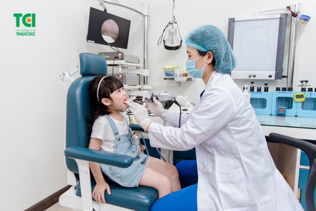 Bệnh viện Đa khoa Quốc tế Thu Cúc có đội ngũ bác sĩ chuyên khoa giỏi trực tiếp thăm khám và điều trị viêm VA cho trẻ