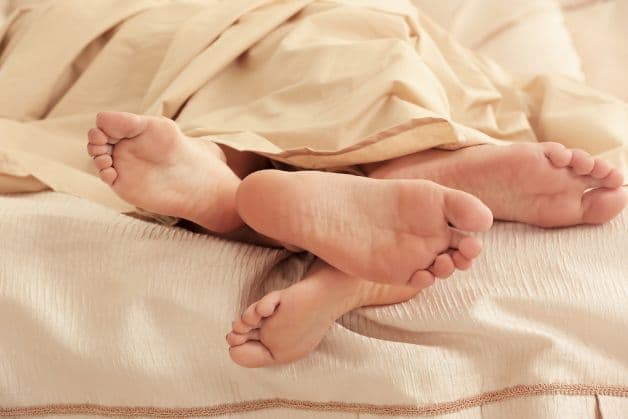 Thực tế, màng trinh nằm chắn ngang âm đạo nhưng nó vẫn có các lỗ thủng nhỏ tự nhiên để dịch từ sâu bên trong âm đạo có thể tiết ra ngoài - Còn trinh có thai được không?