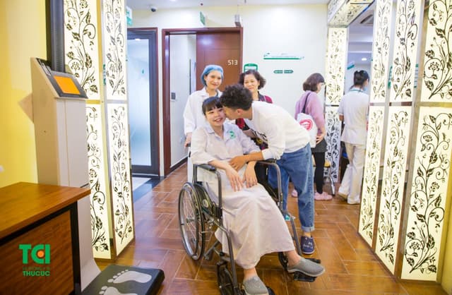 Ca sĩ Tùng Linh Opus đưa vợ đi sinh