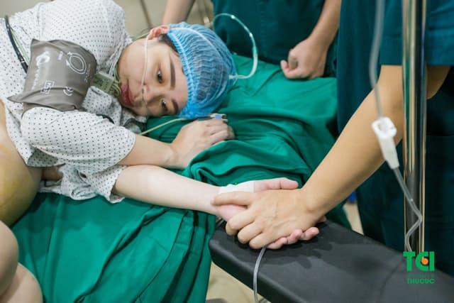 Ca sĩ Tùng Linh Opus đưa vợ đi sinh