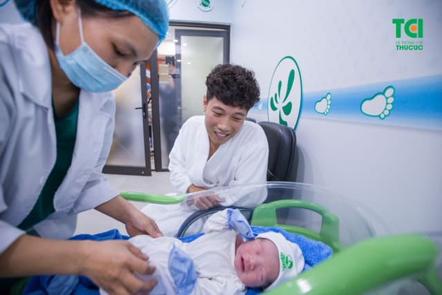 Ca sĩ Tùng Linh Opus đưa vợ đi sinh