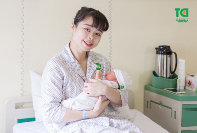 Ca sĩ Tùng Linh Opus đưa vợ đi sinh